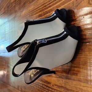 Ann Marino by Betty Mullec White Zipper Black Heel Size 8.5
